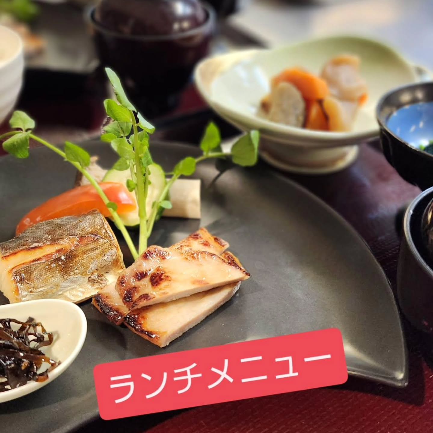 和食会席料理　成花アツーいランチ営業してます

❣️特別な日はSpecial料理で❣️
特別個室ございます。
お祝いコース、ご法事コースございます。
お子様御膳ございます

http://narihana.co.jp
和食会席料理　成花

Lunch:11:30～14:30
Dinner:17:00～21:30
日曜日夕方、月曜日定休